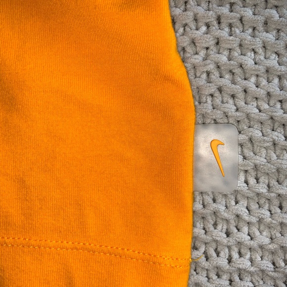 ⭐️Nike Built-in Bra Tank Top - Picture 3 of 5